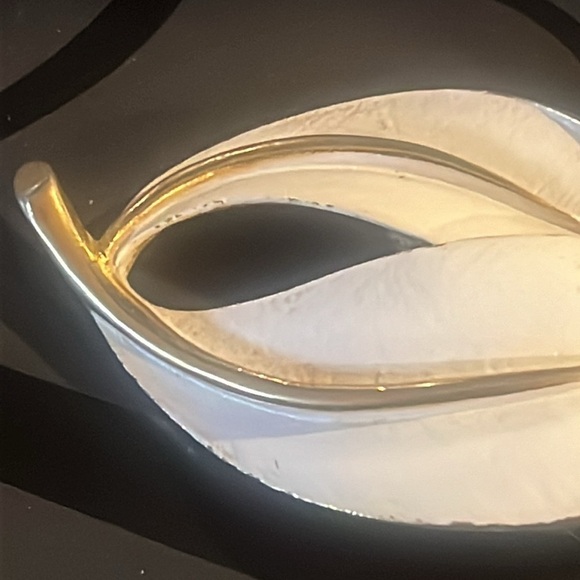 1965 Sarah Coventry White and Gold Pearlized Leaves Brooch Pin - Picture 2 of 8